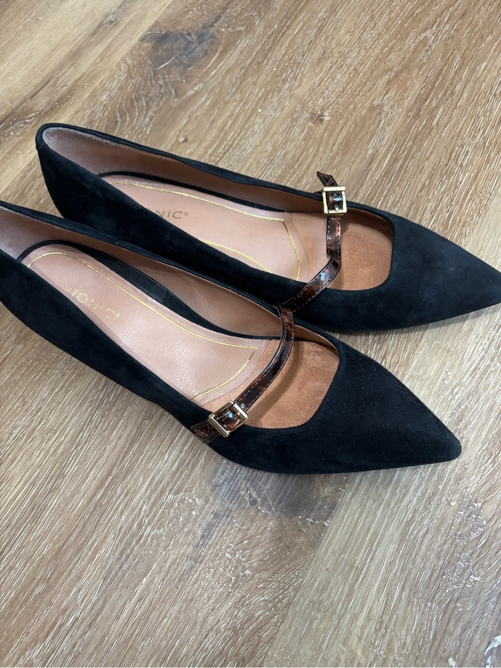 Vionic Black Pointed Kitten Heels Size 10